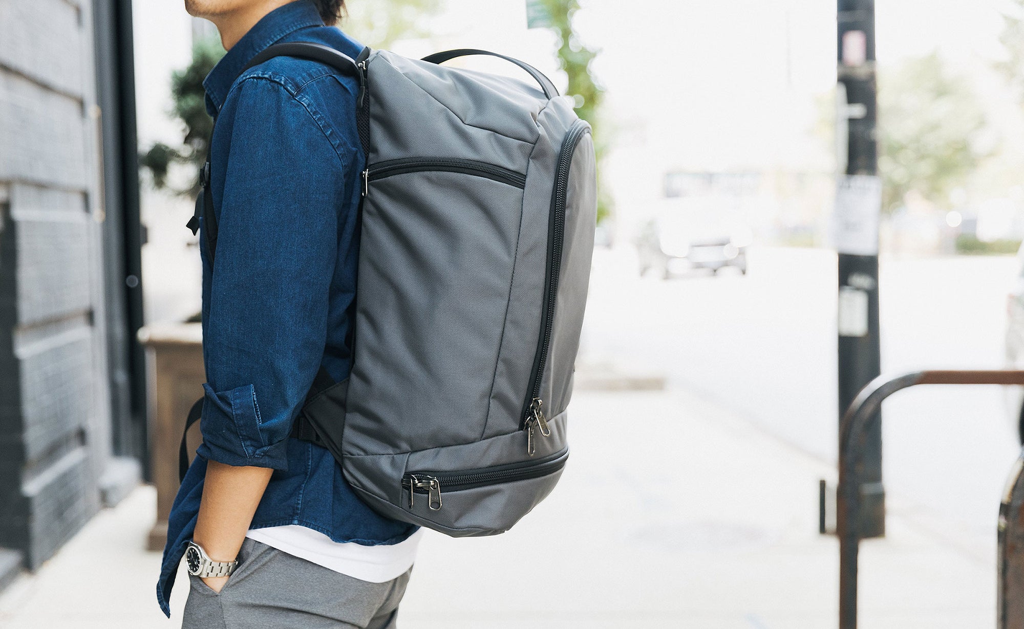 visible lifestyle^^ A side view of a person wearing the Techonaut 45 as a backpack.
